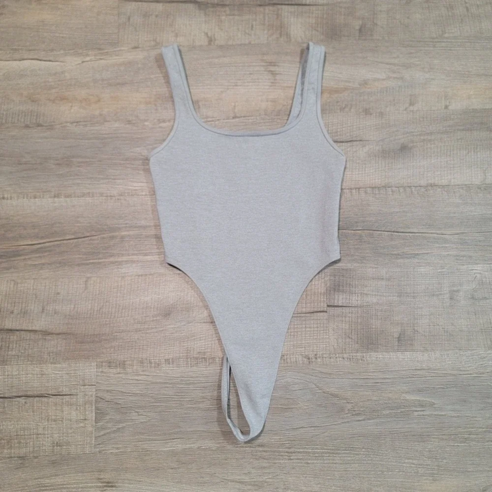 ALO Yoga Tank Bodysuit Top Size Medium Pull On Stretch Gray Scoop Neck Modern